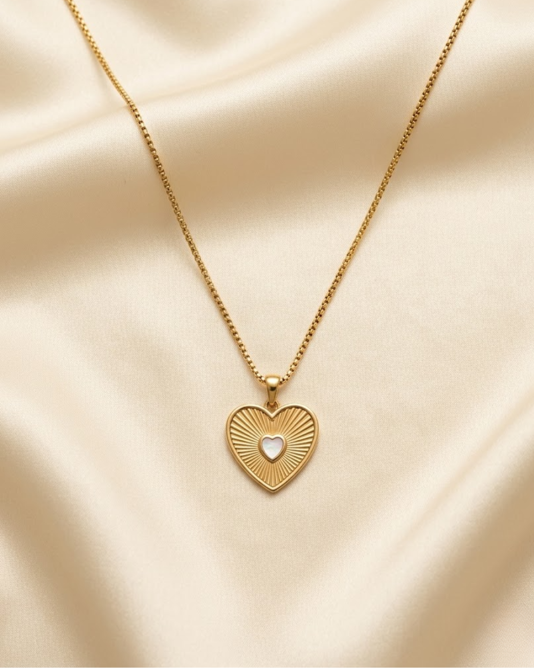 REINA DE CORAZONES NECKLACE Flor Amazona Colombia