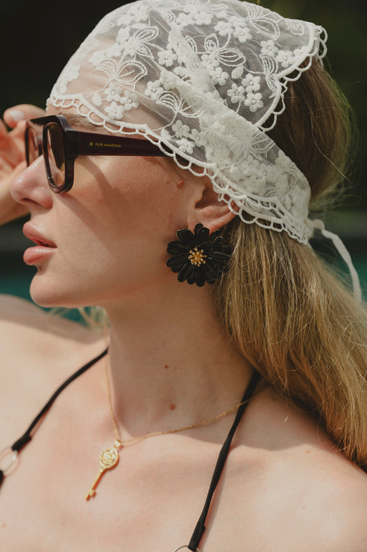 CATLEYA BLACK EARRING Flor Amazona Colombia