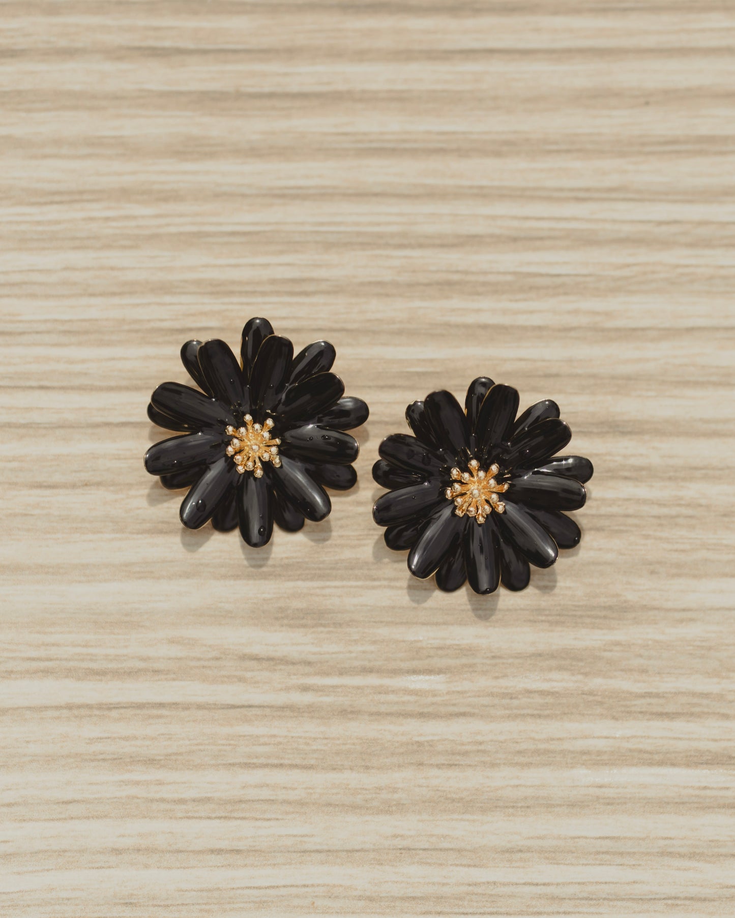 CATLEYA BLACK EARRING Flor Amazona Colombia