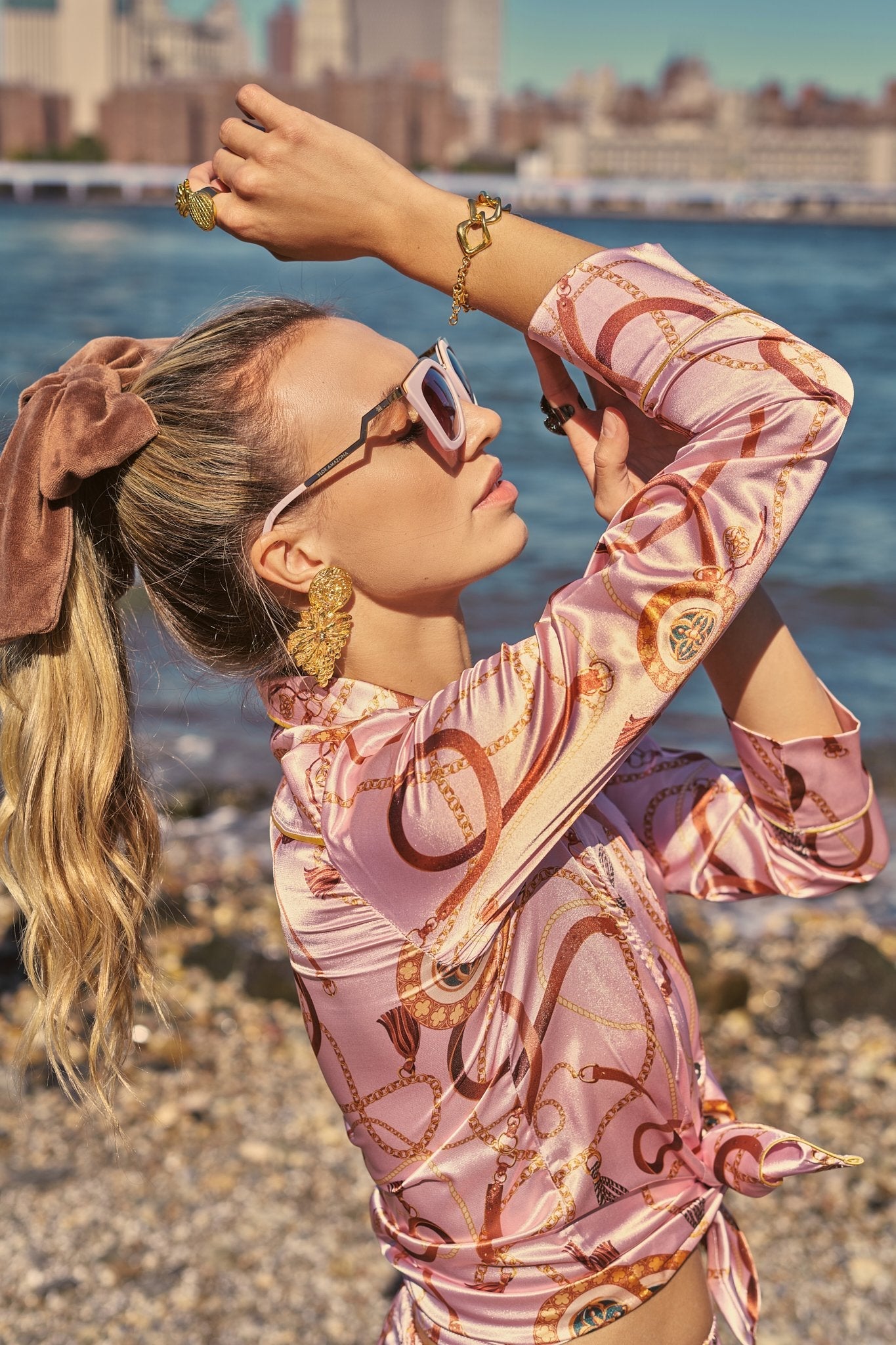 Paulina Bow Brown Flor Amazona Colombia