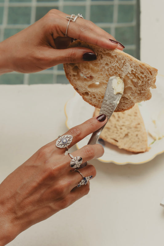 ANILLO VINTAGE DIAMANTE Y ZAFIRO Flor Amazona Colombia
