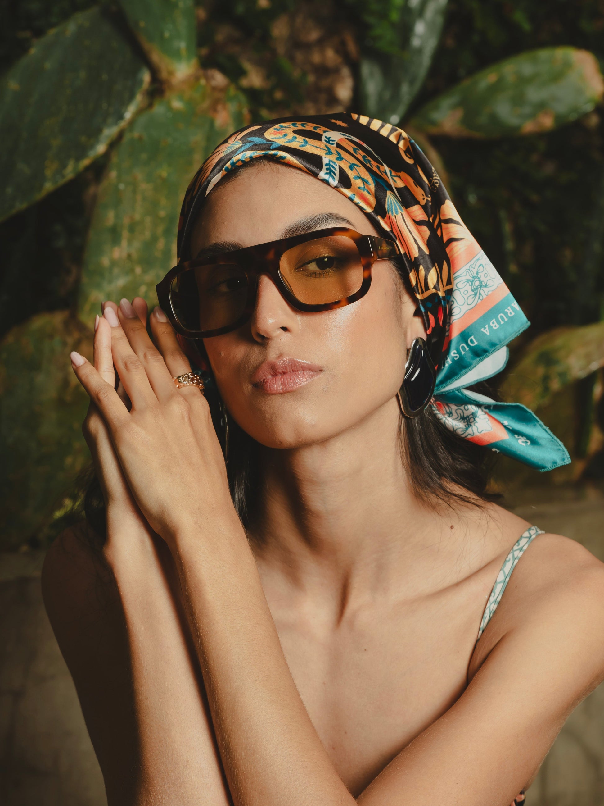 IRIS BLACK EARRINGS Flor Amazona Colombia